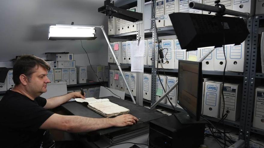 Trabajos de digitalización del Archivo Municipal de Colunga.