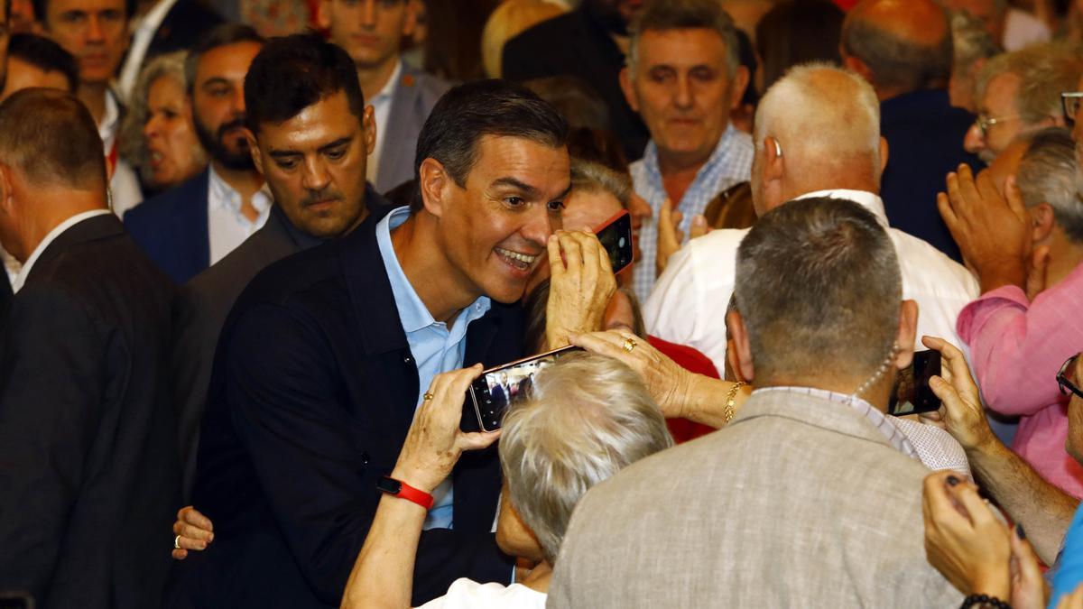 Pedro Sánchez se hace un &#039;selfie&#039; a la entrada al auditorio.