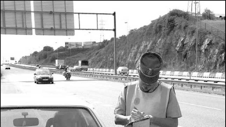 Un guardia civil denuncia a un conductor, en una foto de archivo.