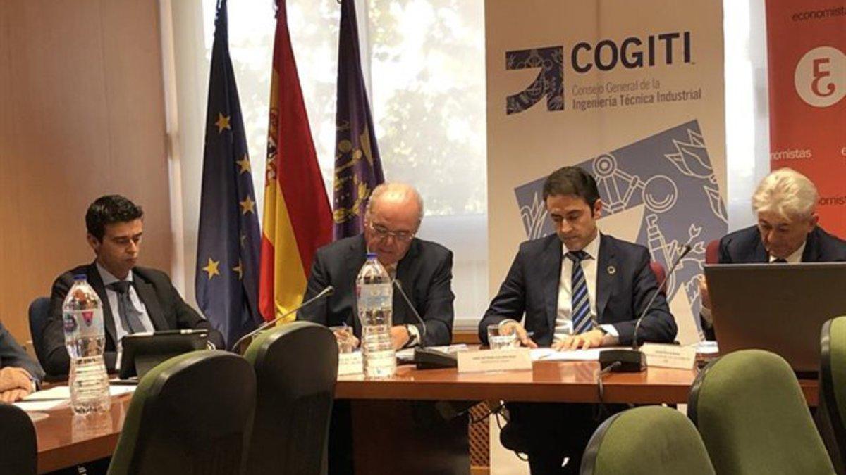 El presidente del Consejo General de Ingeniería Técnica Industrial de España (Cogiti), José Antonio Galdón, y el presidente del Consejo General de Economistas, Valentín Pich, durante unas jornadas sobre el sector industrial.