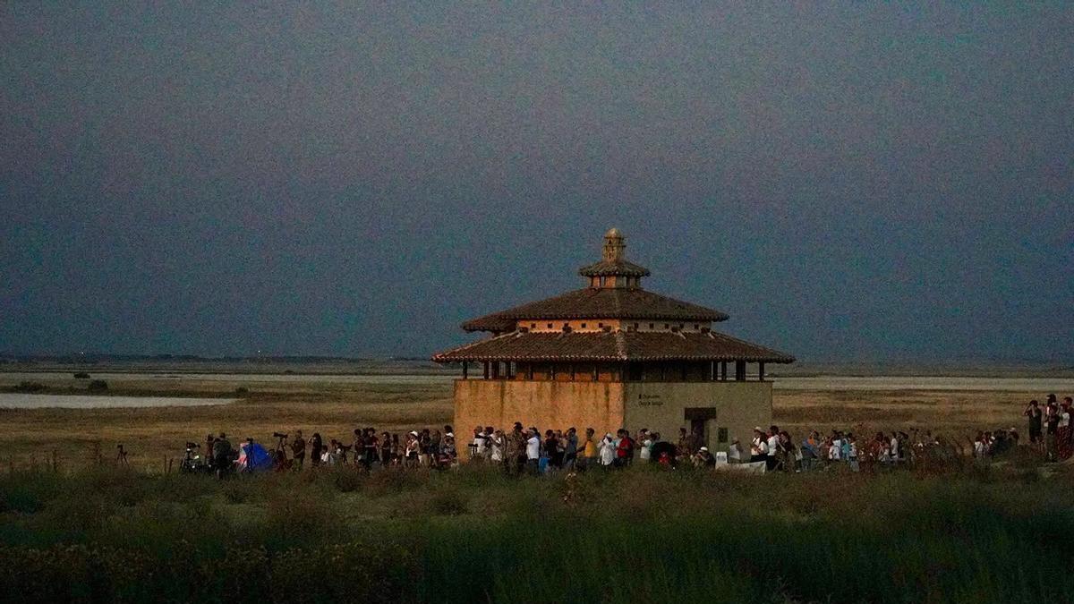 GALERÍA | Cientos de personas vuelven a habitar el pueblo abandonado de Otero de Sariegos para ver anochecer con motivo del eclipse