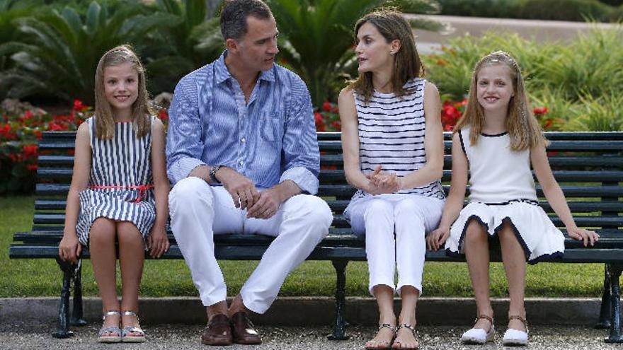 La princesa Leonor, Felipe VI, la reina Letizia y la infanta Sofía, en su posado de Marivent.