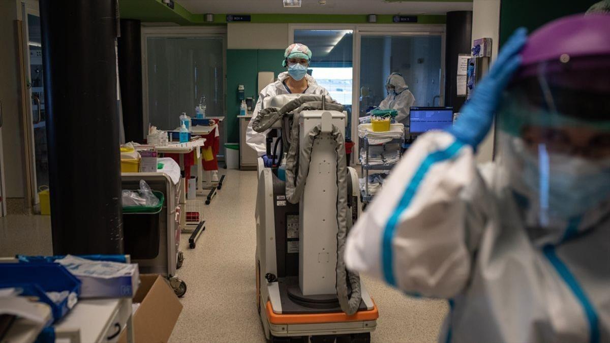El equipo de la UCI atiende a uno de los enfermos de coronavirus ingresados en el Hospital Virgen de la Concha de Zamora  EMILIO FRAILE   LA OPINION DE ZAMORA