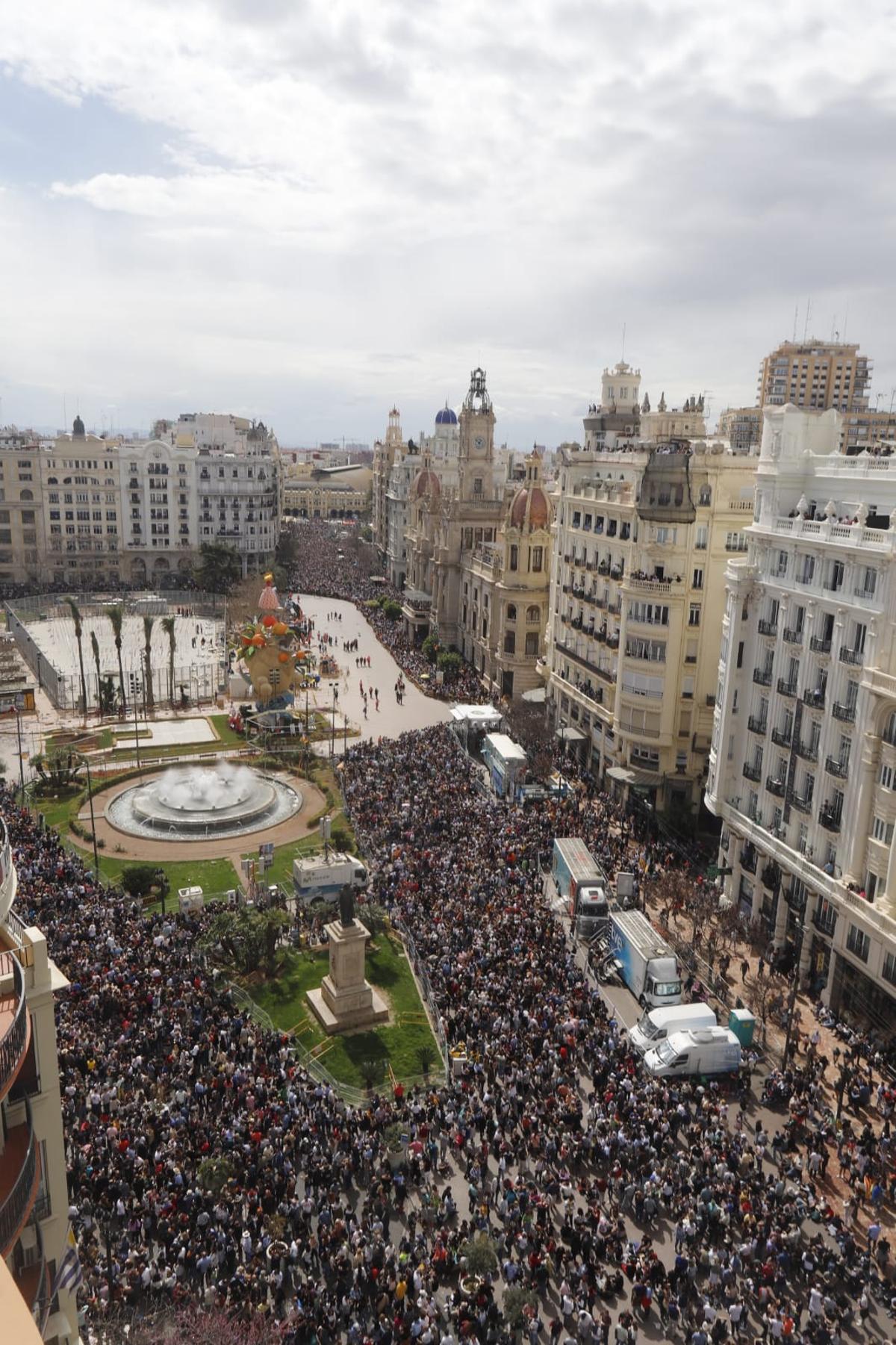 Plaça de l’Ajuntament. Una hora abans de començar una mascletà d’esta setmana