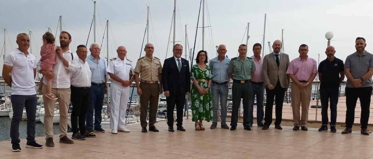 Autoridades civiles, políticas y militares, ayer, en el Real Club Náutico de Castellón, antes de la presentación de la XXV Regata Costa Azahar.