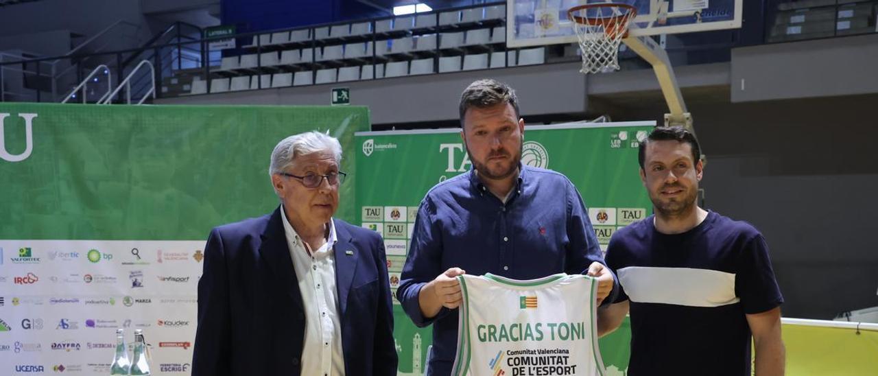 Toni Ten puso fin a una prolífica etapa de 18 años vinculado al Amics del Bàsquet, 16 al frente del equipo sénior, y recibió una camiseta de recuerdo por parte del presidente Luis García y el capitán Joan Faner.