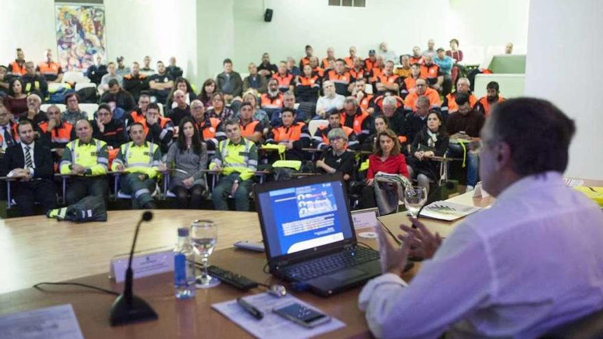 Una de las ponencias celebradas en la Jornada de educación vial para agentes sociales. // Brais Lorenzo