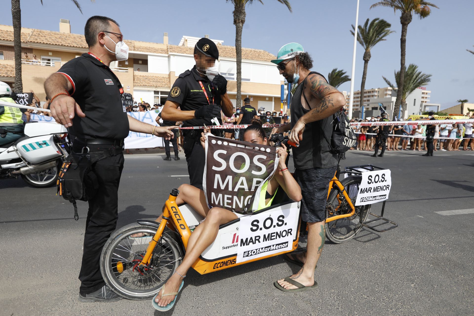 Protestas de vecinos del Mar Menor al inicio de La Manga