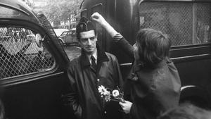 Una estudiante de la Sorbona regala una margarita a un policía, en junio de 1968.