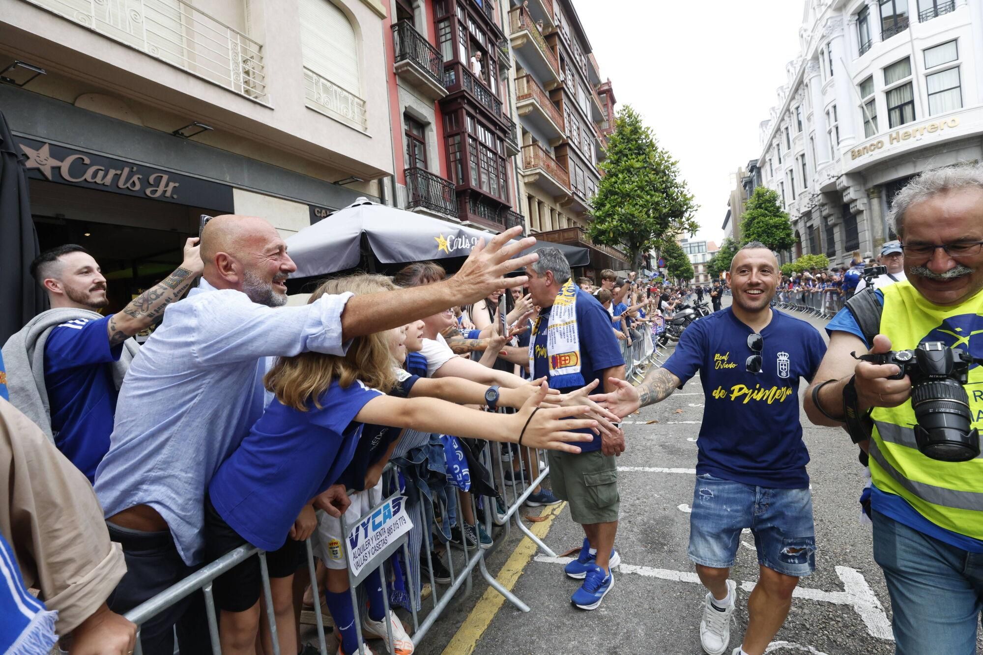 Locura azul en las calles de Oviedo para celebrar el ascenso del equipo a Primera División