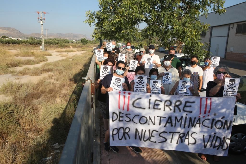 Protesta de los vecinos del barrio de Los Manchegos en San Vicente por un solar con amianto