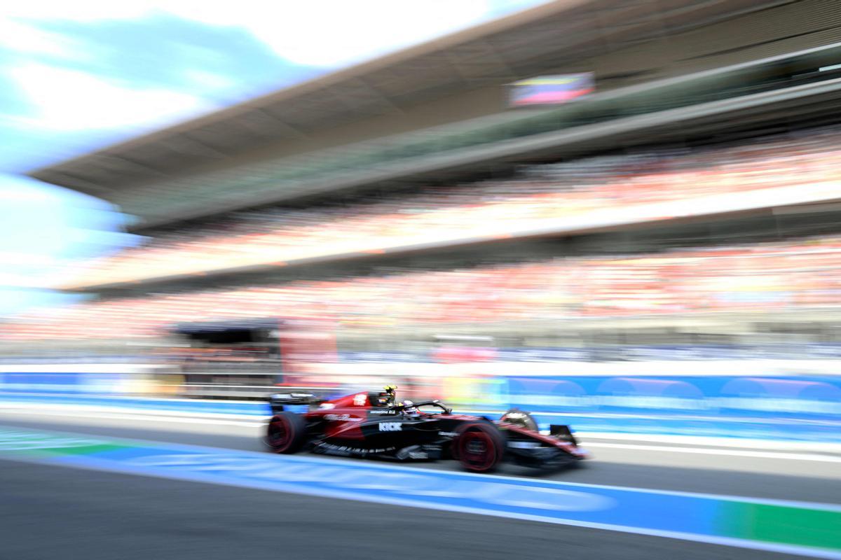 El piloto chino de la escudería Alfa Romeo, Guanyu Zhou, durante la segunda sesión de entrenamientos libres en Montmeló