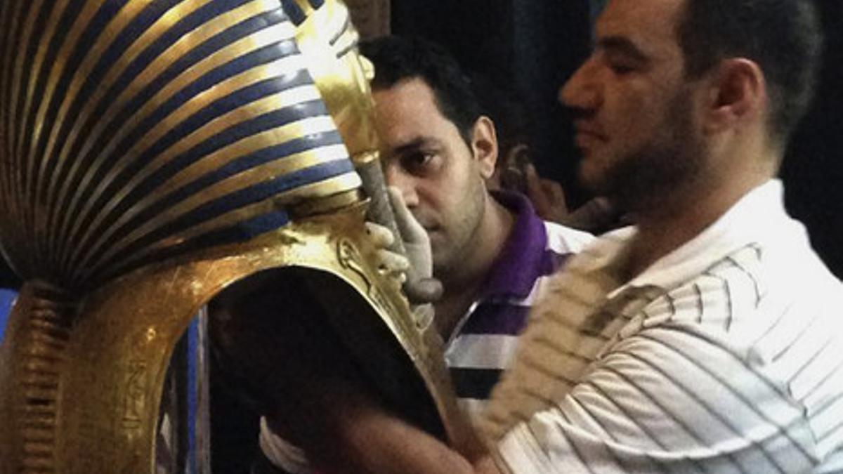 Un restaurador pega la barba de la máscara de Tutankamón, el 12 de agosto del 2014.