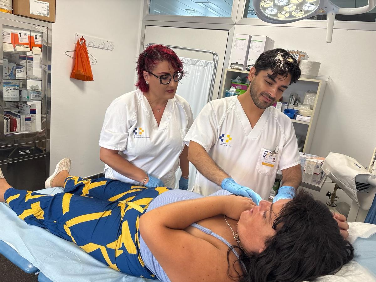 Dos sanitarios atienden a una paciente en el Servicio de Dermatología del Hospital Universitario de Lanzarote Doctor José Molina Orosa