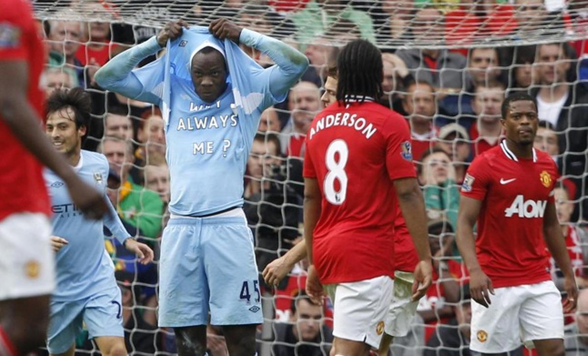 Balotelli celebró de esta manera su primer gol ante el United