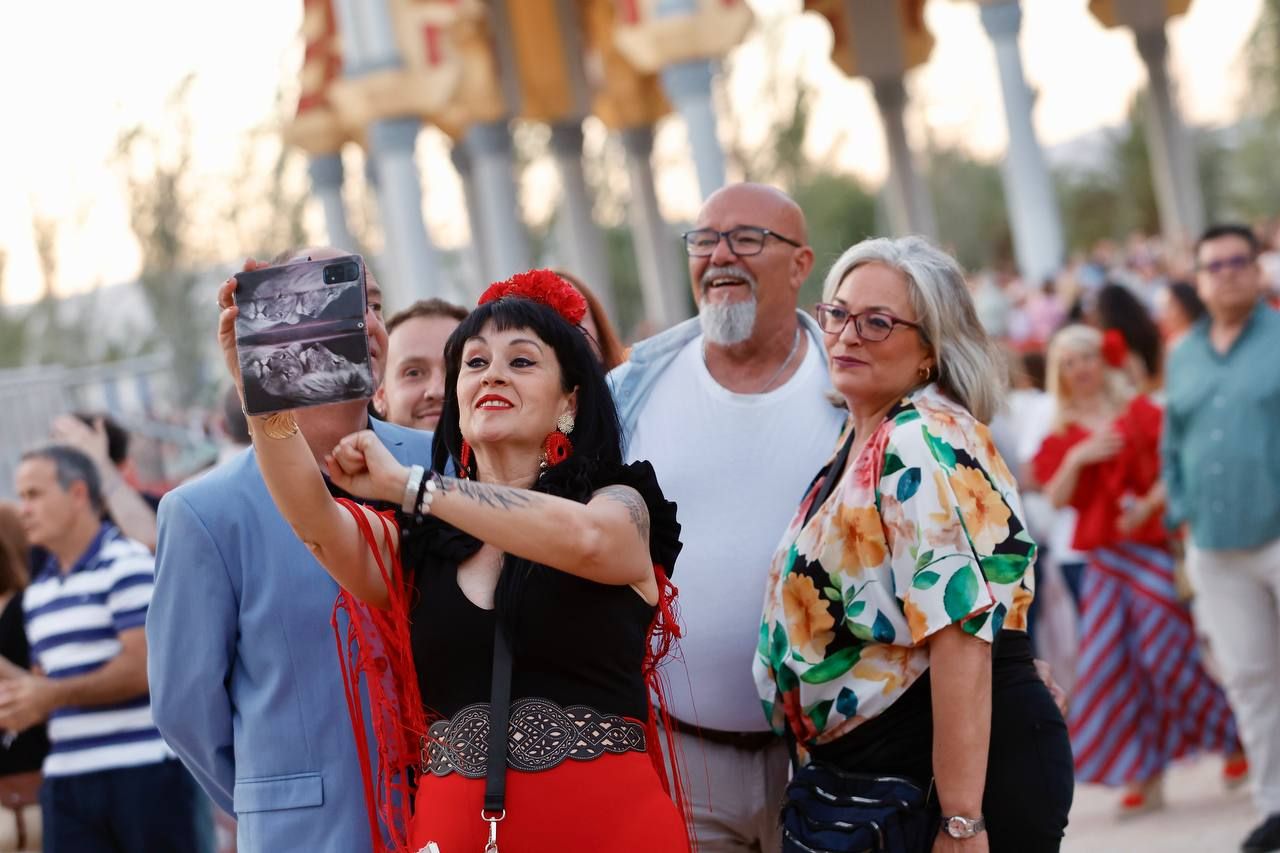 El Arenal se anima desde primera hora en el día del inicio de la Feria de Córdoba