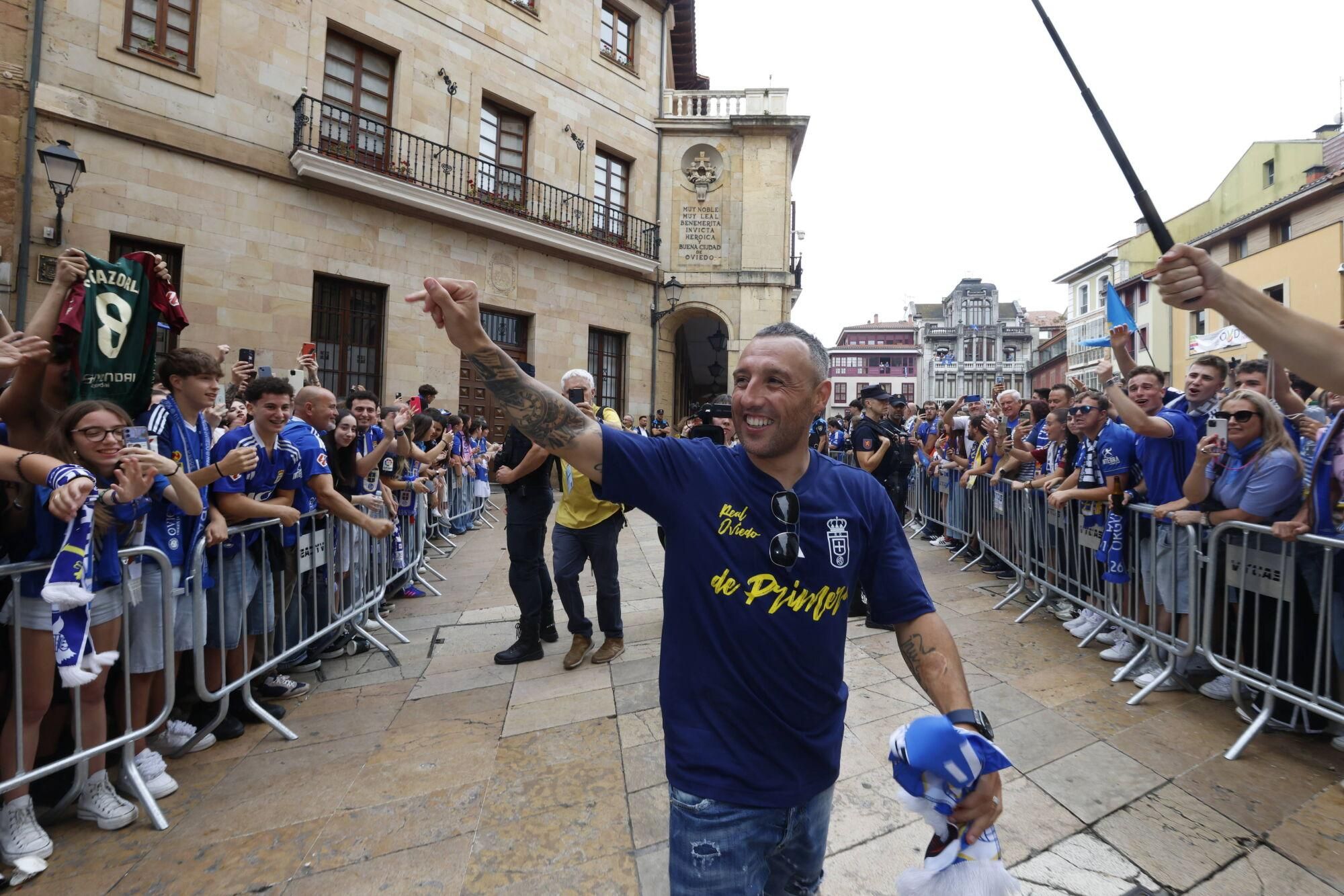Locura azul en las calles de Oviedo para celebrar el ascenso del equipo a Primera División