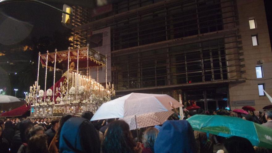 La Virgen de las Angustias, el Viernes Santo bajo la lluvia.