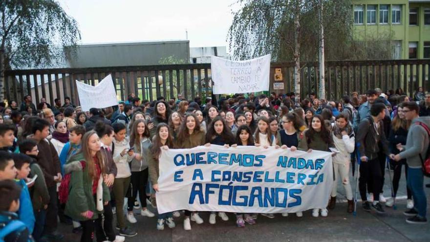Los alumnos del instituto Agra do Orzán, ayer, ante el centro, con pancartas.