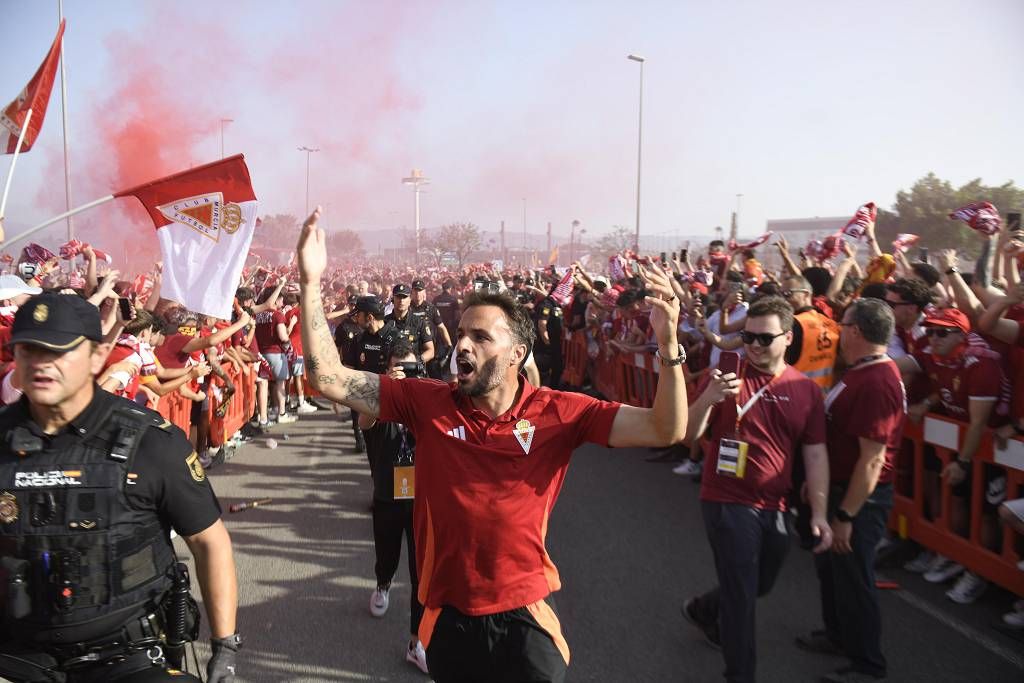 Recibimiento de la afición al Real Murcia antes del partido ante el Nástic