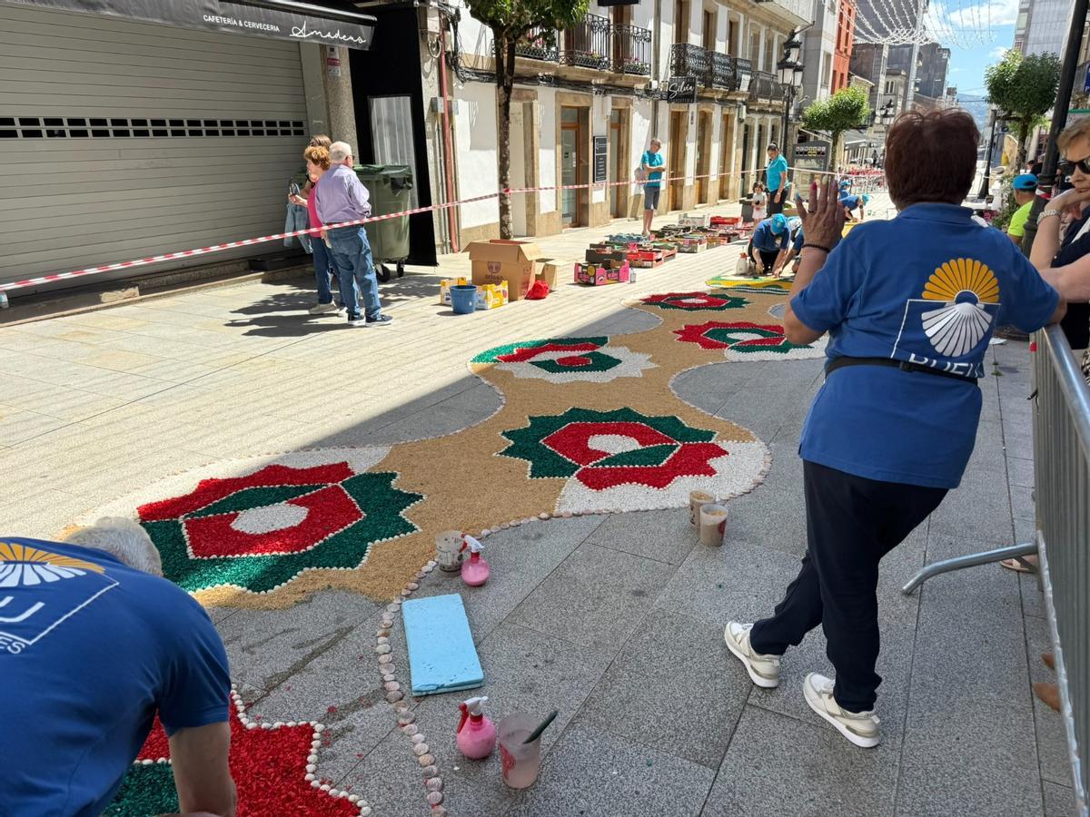 Los alfombristas de Cunchas e Flores, de Bueu, el Corpus San Paio 2026 en A Estrada