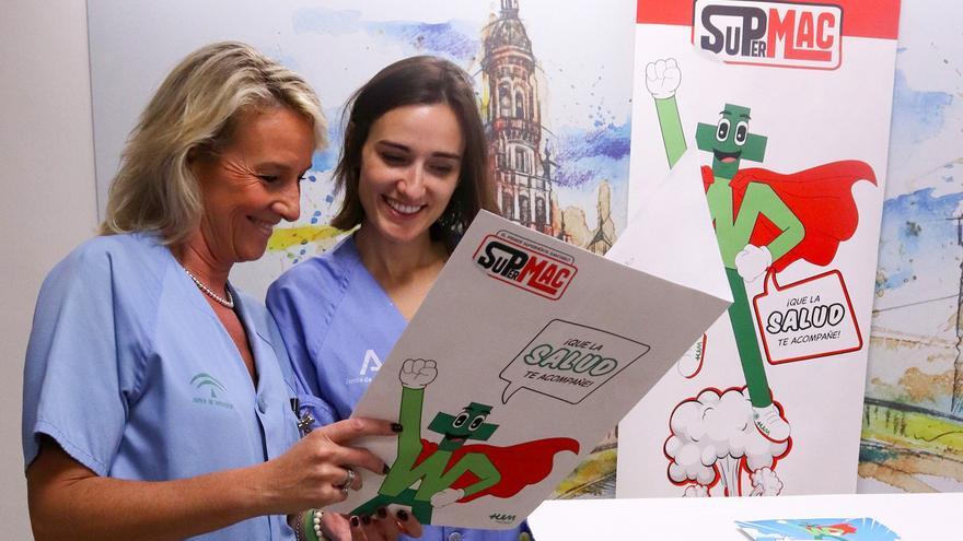 Presentación del cómic con la nueva mascota 'SuperMac', en el Hospital Virgen Macarena de Sevilla