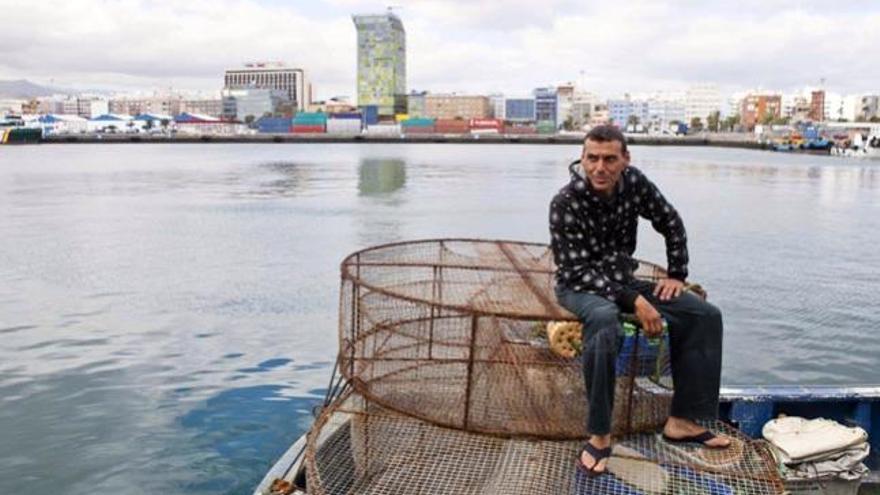 Horacio Umpierrez, Marinero del &quot;Nuevo Francisco Javier&quot;, uno de los buques canarios con licencia para faenar en Marruecos, atracado en el muelle de Las Palmas de Gran Canaria tras la suspensión del acuerdo pesquero.