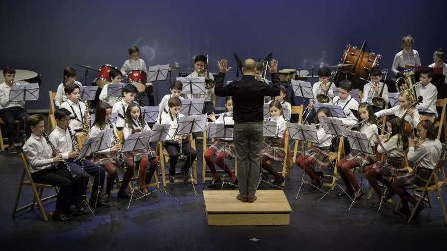 Alumnos del colegio Obradoiro, en el concierto, ayer, en el Ágora.