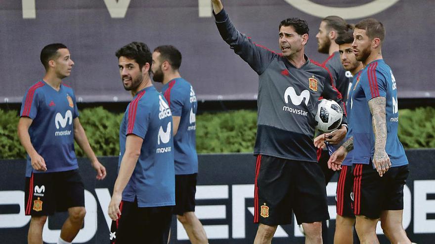 Hierro da instrucciones durante el entrenamiento de ayer entre Isico y Sergio Ramos, con Lucas Vázquez, Carvajal, De Gea y Marco Asensio en segundo plano.