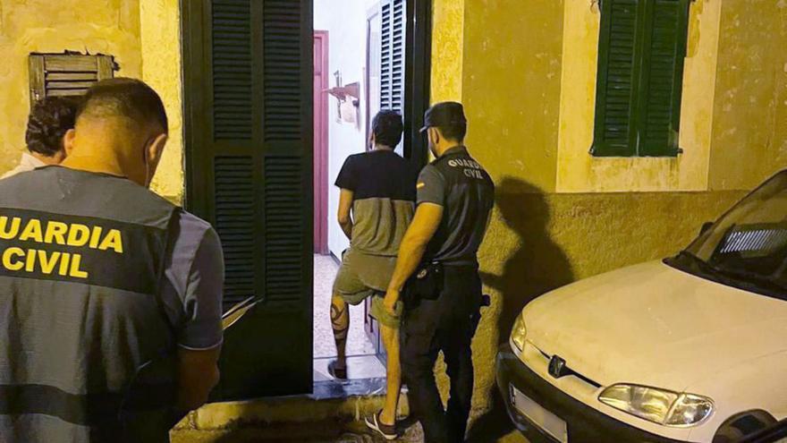 Guardias civiles llevan detenido al presunto ladrón de Artà.