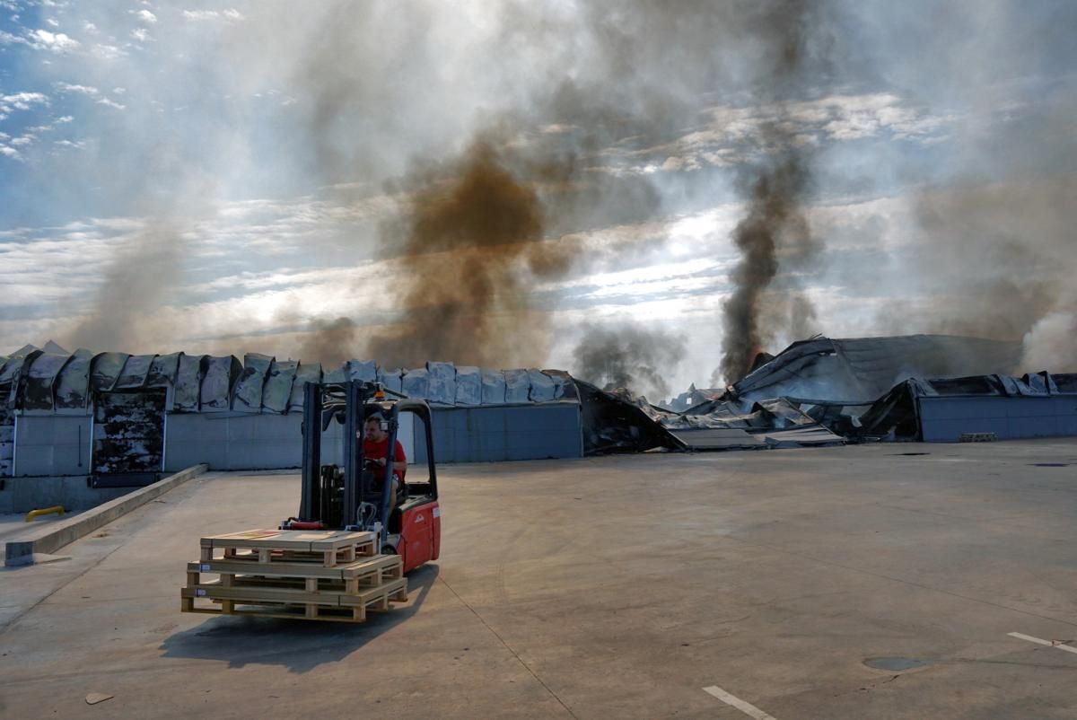 Un incendio arrasa una fábrica de muebles de baño en Villa del Río