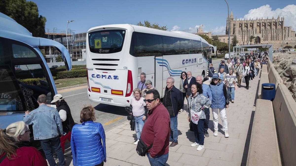 Dos autocares recogen a un gran grupo de pasajeros, ayer en la Escollera.