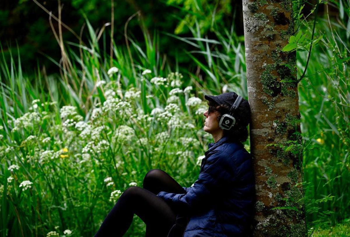 Uno de los espectadores, disfrutando del concierto en la naturaleza.