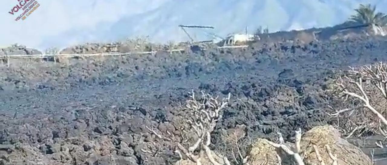 La colada del volcán de La Palma fluye por una carretera