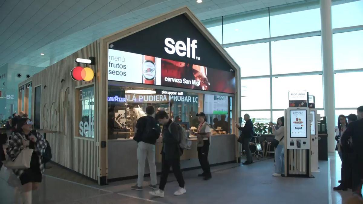 El aeropuerto de Barcelona es el primero del mundo con un restaurante robotizado con IA