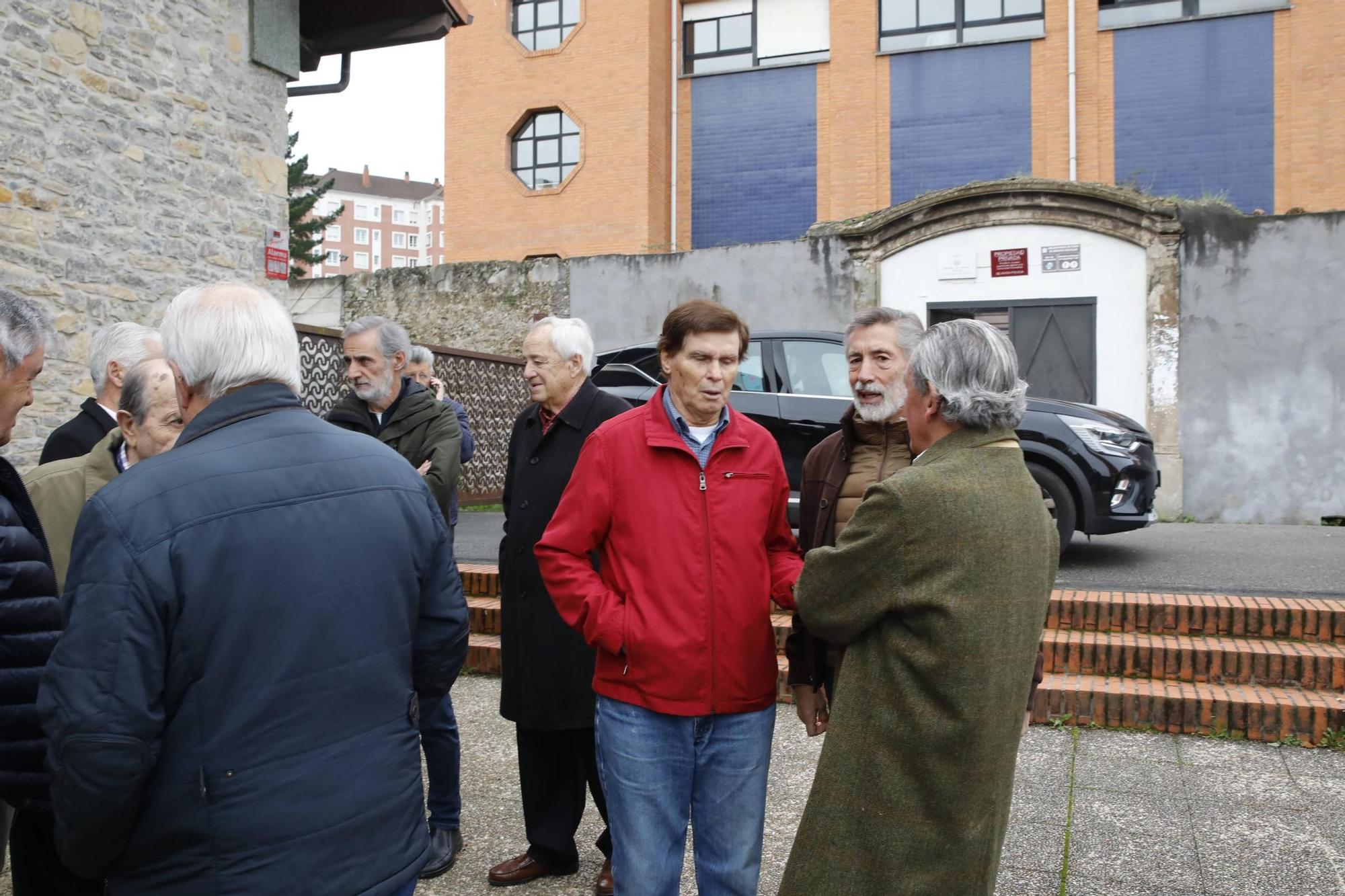 El funeral por Roberto Entrialgo, exdirectivo y precursor de la mejor época del Sporting, en imágenes