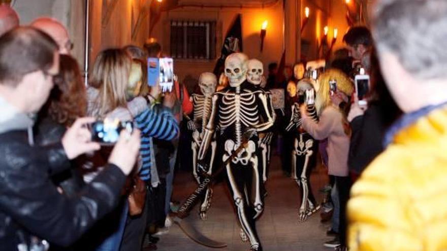 Un moment del ball de la Dansa de la Mort pels carrers de Verges, la nit de Dijous Sant.