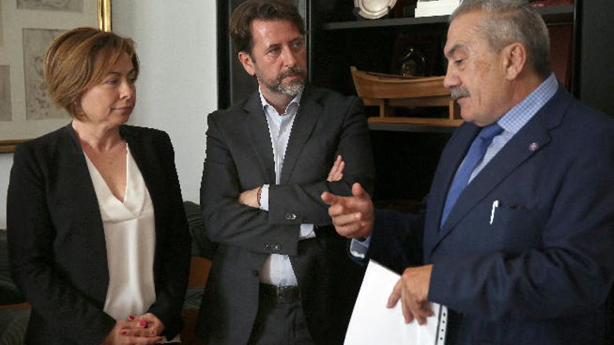 Agustín Castañeyra (d), con Rosa Aguilar y Carlos Alonso antes de la presentación del Congreso Internacional.