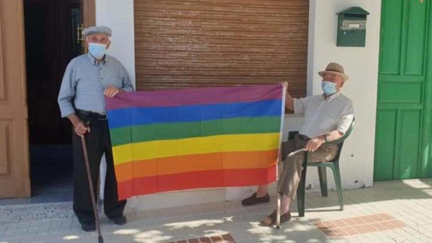 Dos vecinos de Villanueva de Algaidas con la bandera arcoíris