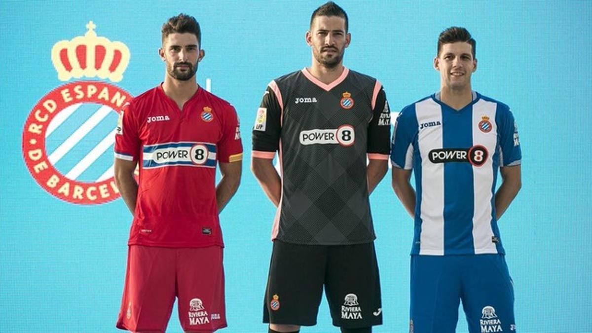 Los jugadores del Espanyol con las nuevas camisetas de Joma.