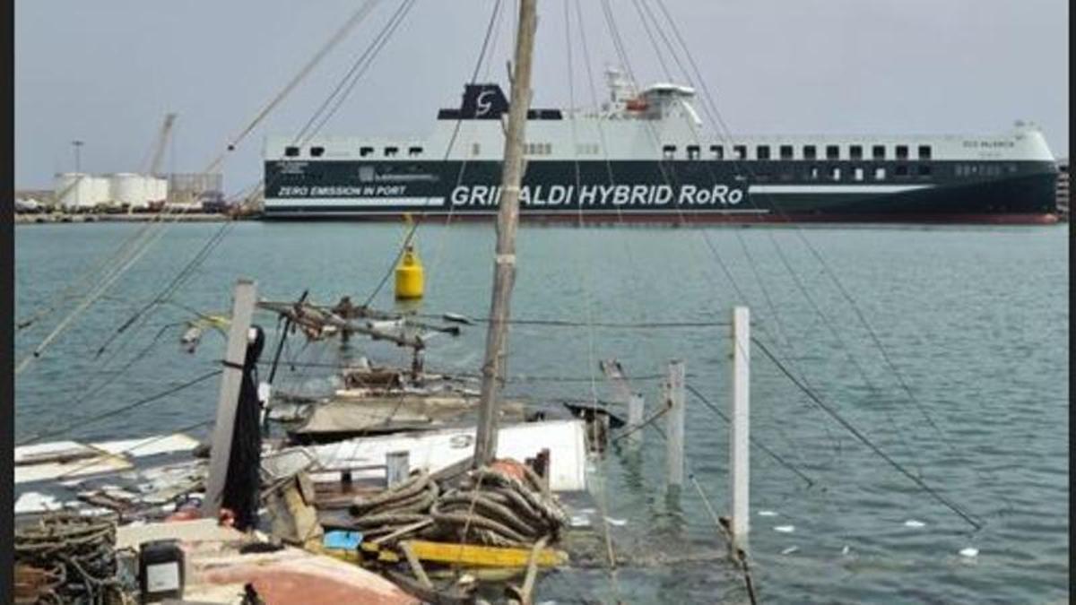 Batea destrozada por la naviera Trasmed el pasado 19 de julio.