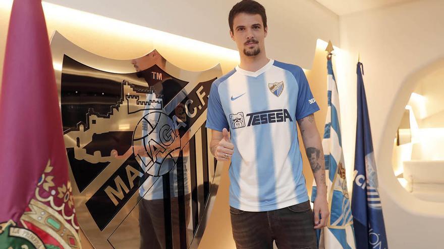 Erik Morán posa con la camiseta del Málaga CF.