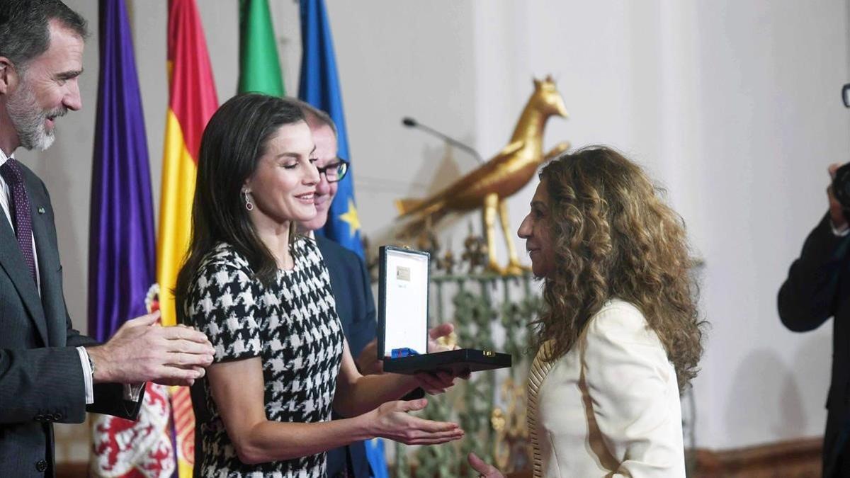 Lolita Flores recibe la medalla