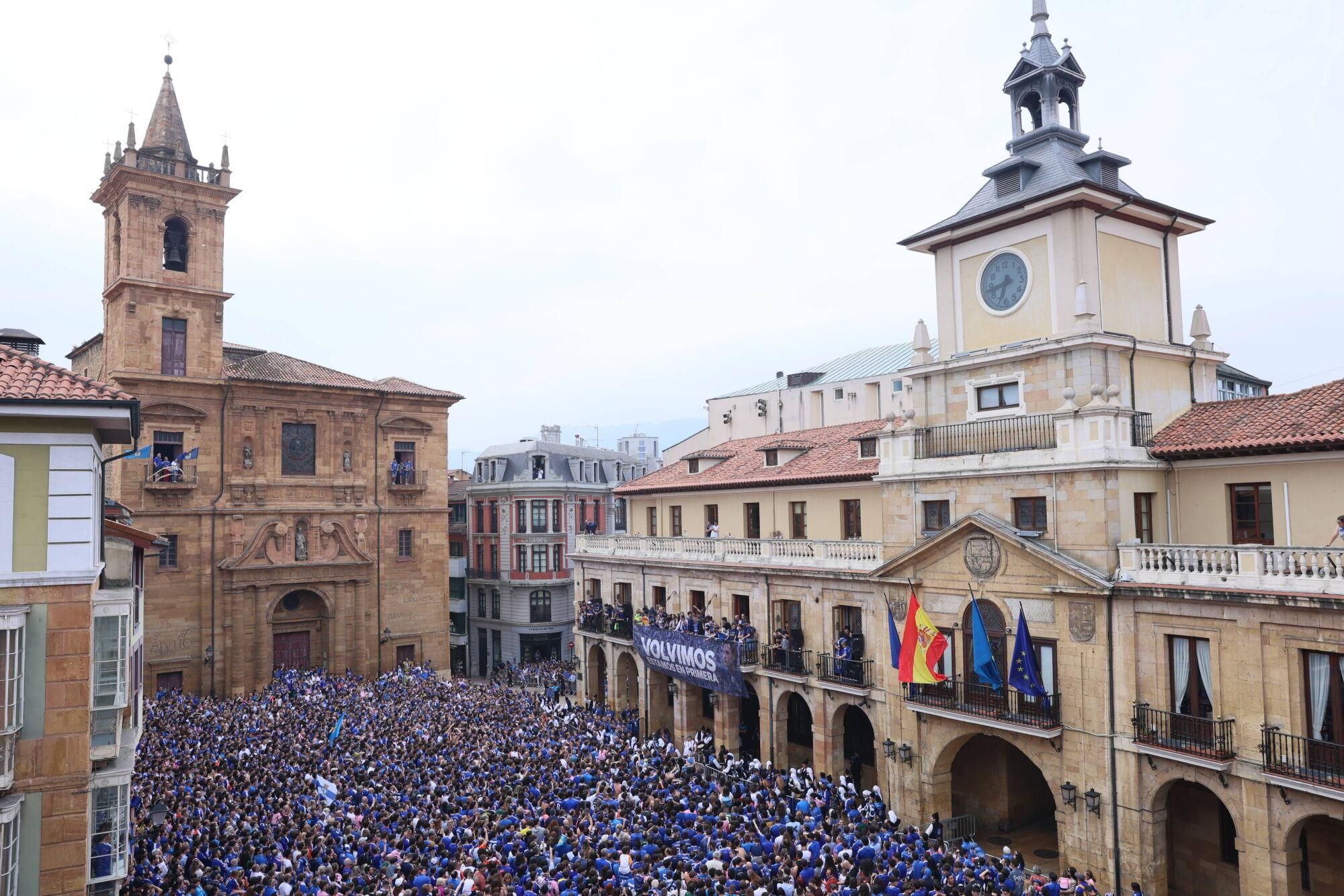 Locura azul en las calles de Oviedo para celebrar el ascenso del equipo a Primera División