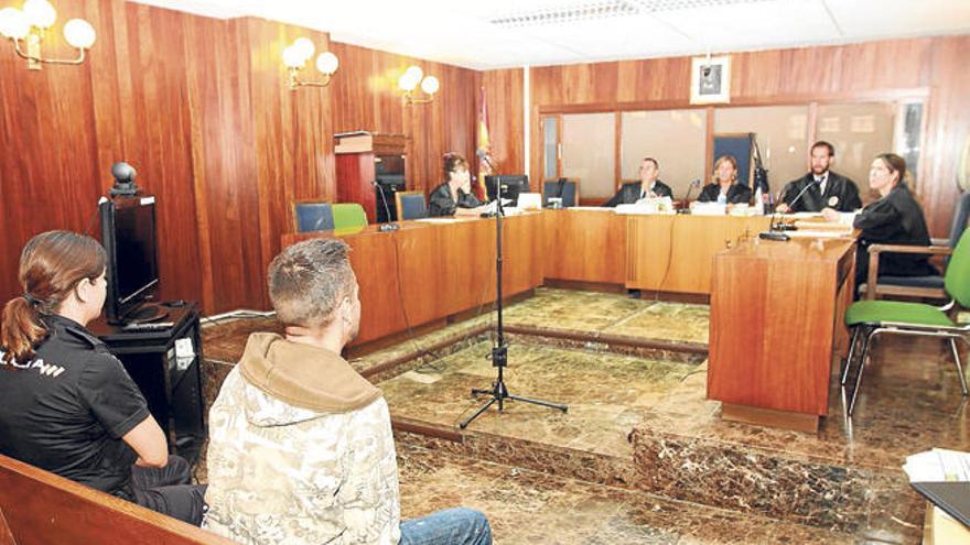 El acusado sentado en el banco en una sala de los juzgados, ayer al comienzo del juicio.