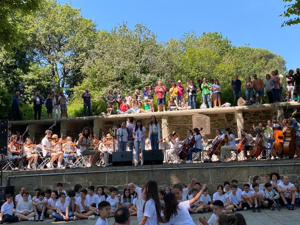 La danza llena el atrio de Darbo