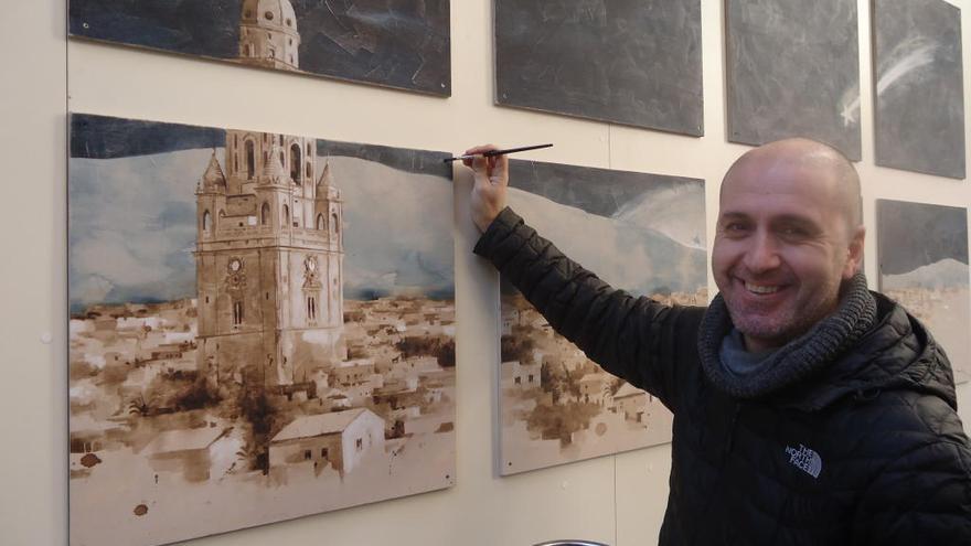 Nono García posa con su mural en el Museo Ramón Gaya.