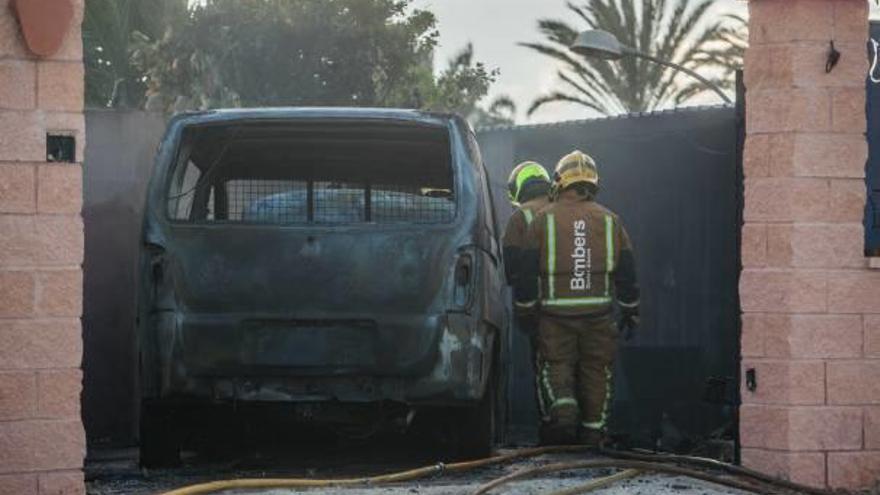 La furgoneta quedó completamente calcinada tras el incendio en la partida de Altabix.