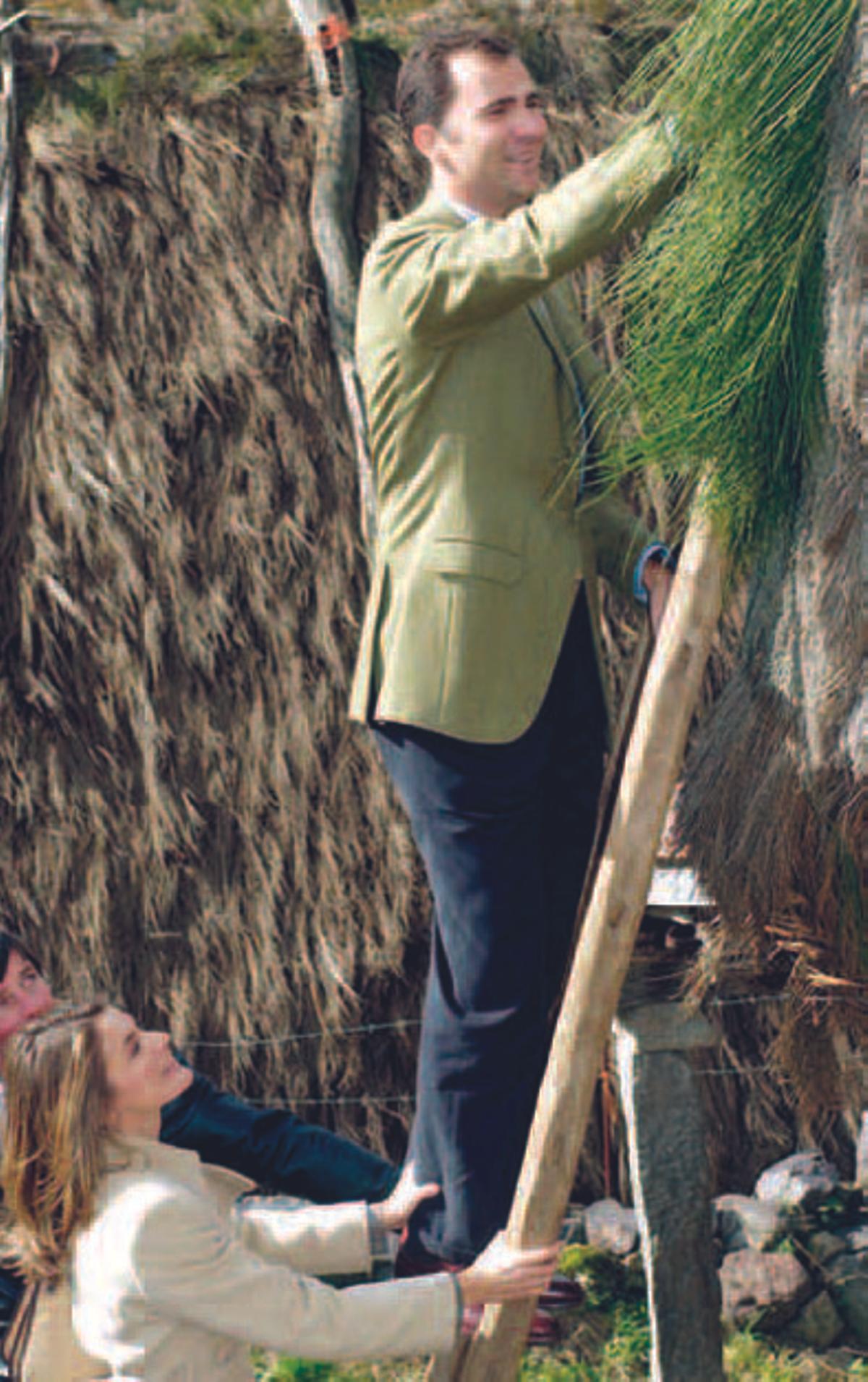 Los Reyes, entonces Príncipes de Asturias, en 2004, en La Pornacal, teitando.