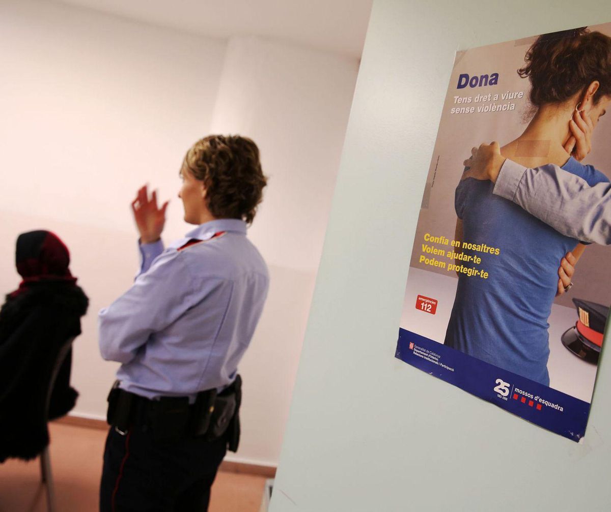 Els Mossos reforcen el contacte directe amb dones en risc Els Mossos reforcen el contacte directe amb dones en risc